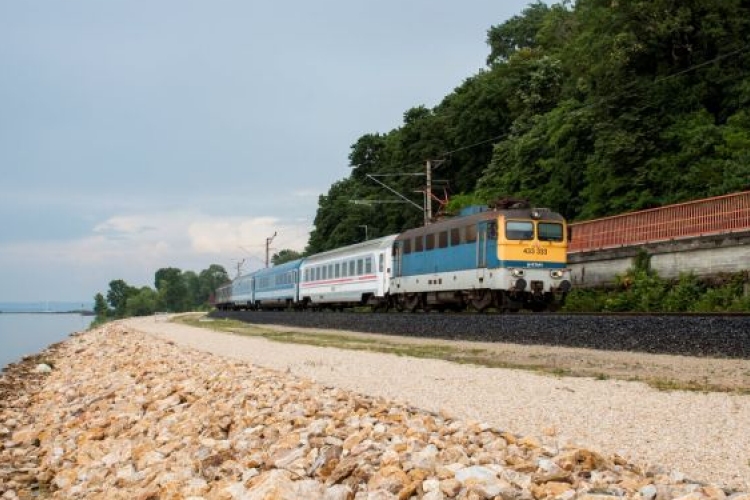 Budapest–Zágráb között vasúton kényelmesen utazhatnak a nyári főszezonban