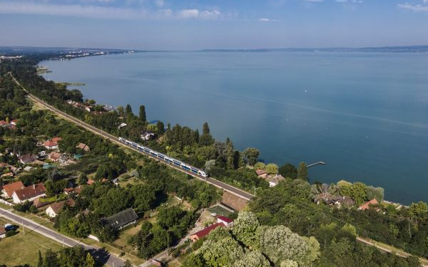 Egész nyáron utazhatunk hétvégente emeletes vonattal a Balatonra