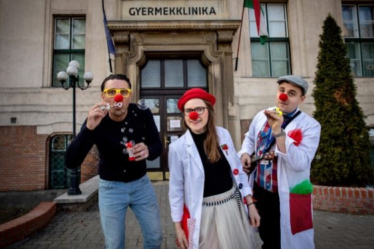 Jószolgálati-díjra jelölték a szegedi Mosolykommandó Alapítvány bohócdoktorait. 