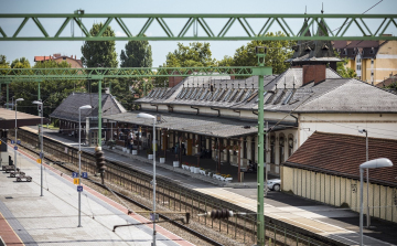 Vers a peronon - Nyáron és ősszel már országszerte hallhatók versek a vasút- és buszállomásokon