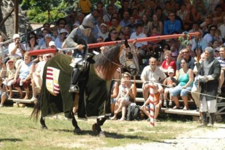 Vasúti utazási kedvezmény a Visegrádi Palotajátékokra