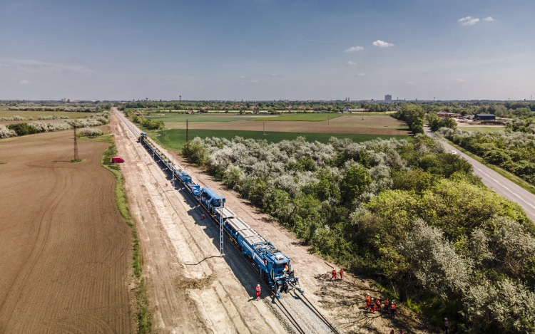 Európában egyedülálló vágányépítő géplánc dolgozik a Szeged-Röszke vonal felújításán