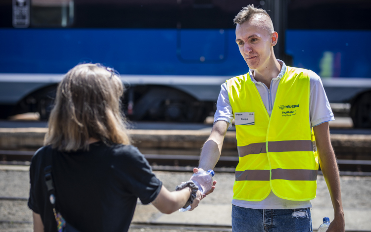 Hétfőtől vizet osztanak a nagyobb forgalmú vasútállomásokon és buszpályaudvarokon