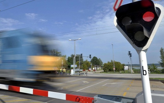 Mindig fokozott óvatossággal közelítsék meg a vasúti átjárókat! – kéri az autósoktól a MÁV