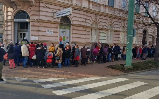 Karácsonyi csomag várt 300 nélkülöző családot