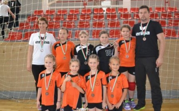 KITŰNŐEN SZEREPELT U8-AS KÉZILABDA CSAPATUNK A MEGYEI JOGÚ VÁROSOK SZIVACSKÉZILABDA VERSENYÉN