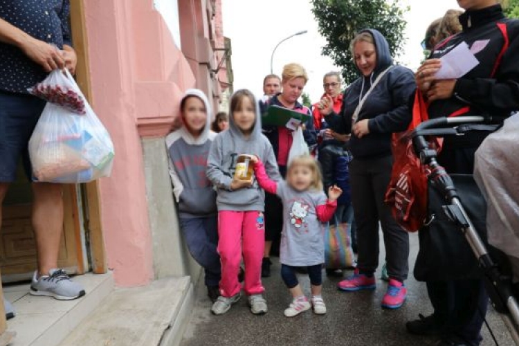 Zuhogó esőben is több százan álltak sorba a tartós élelemért