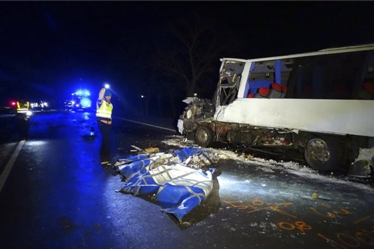 Kisbusz és teherkocsi ütközött a 44-es főúton, többen megsérültek