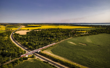 Kétmilliónál is többen utaztak idén nyáron vonattal a Balatonhoz