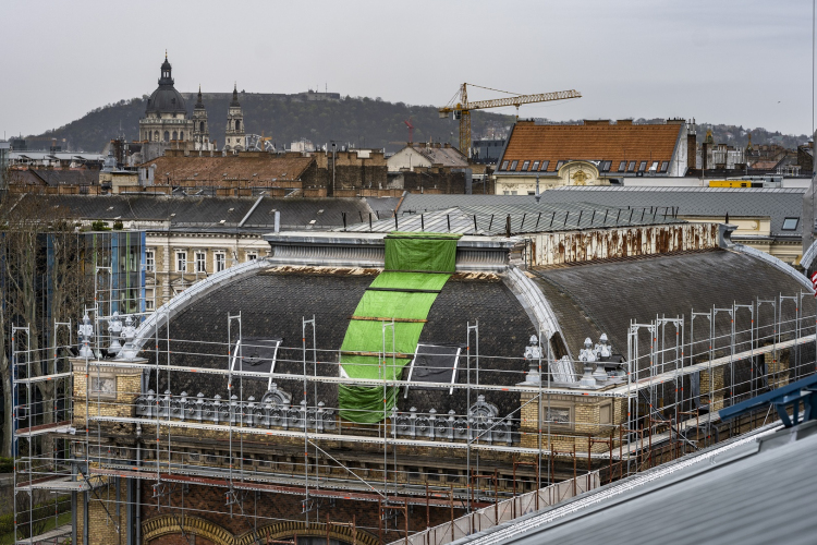 A szeptemberi tanévkezdésre birtokba vehetik az utasok a Nyugati pályaudvar felújított vágánycsarnokát