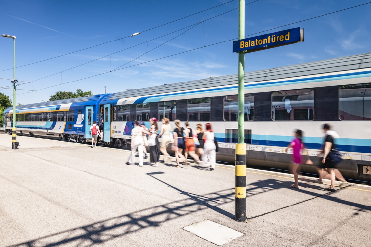 Rekordszámú utas vonatozott a Balatonhoz