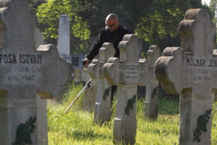 Hősök napjára megszépültek a város hősi parcellái