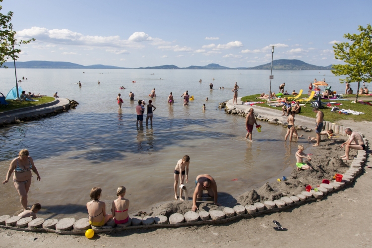 Idén 33 balatoni strand kapta meg a Kék Hullám Zászló minősítést