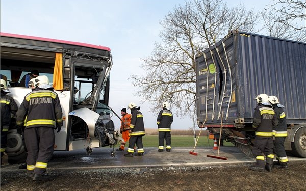 Kamion és busz ütközött a 86-os úton - sokak kórházban