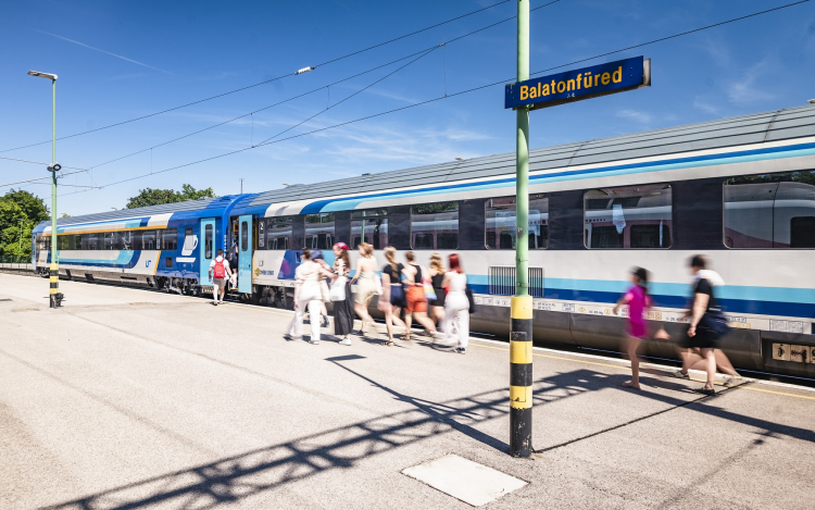 Rekordszámú utas vonatozott a Balatonhoz