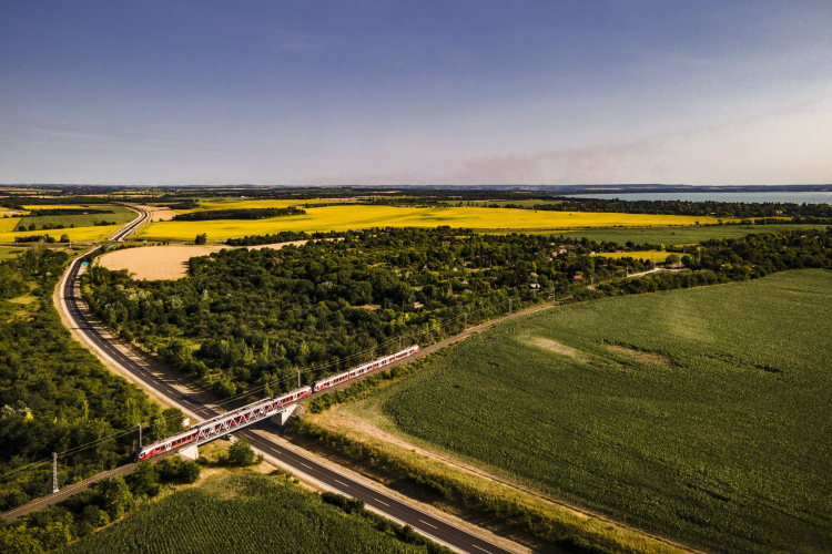 Kétmilliónál is többen utaztak idén nyáron vonattal a Balatonhoz