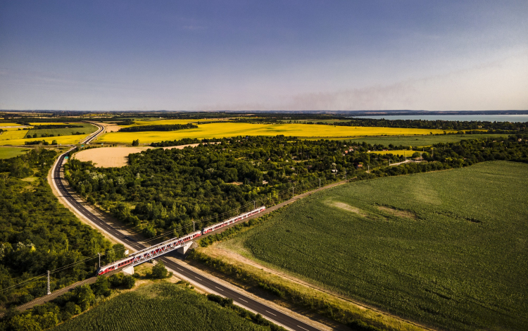 Kétmilliónál is többen utaztak idén nyáron vonattal a Balatonhoz